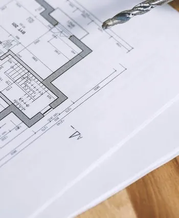 To bygningsarbeidere some planlegger på en byggeplass